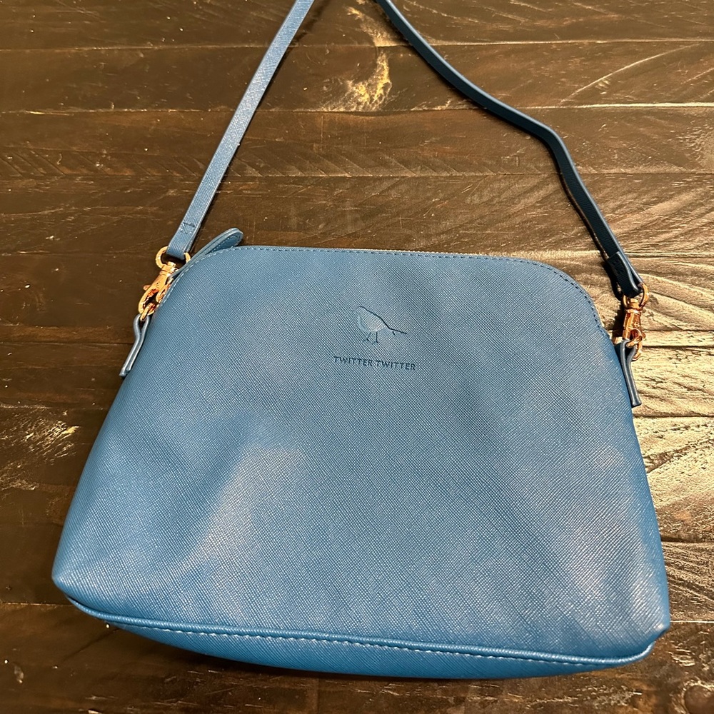 Blue in great condition, shoulder bag